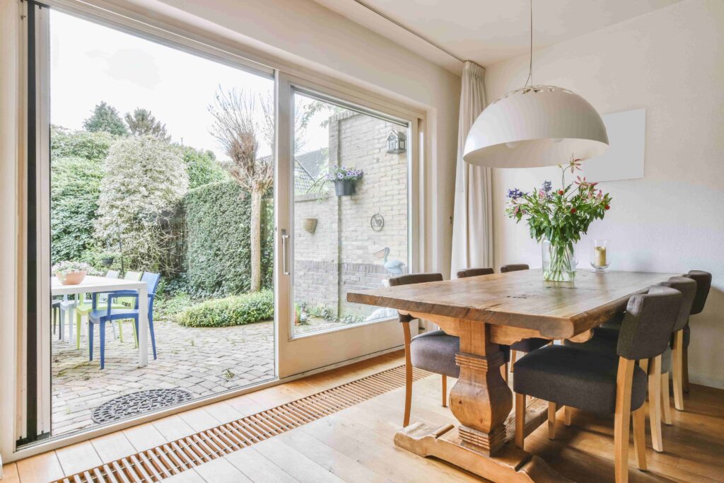 zone-a-manger-de-style-minimaliste-dans-un-appartement-moderne